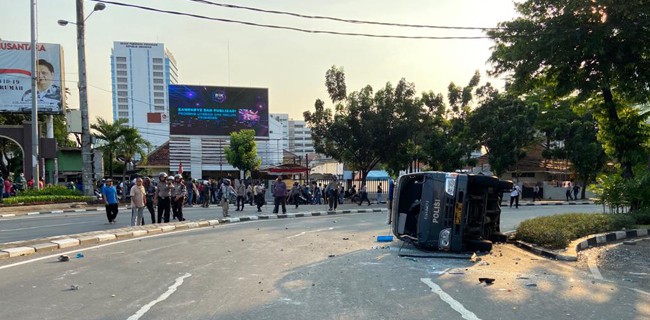 Rusuh, Massa Aksi Penolak UU Cipta Kerja Rusak Satu Mobil Polisi Tidak Jauh dari Gedung DPR