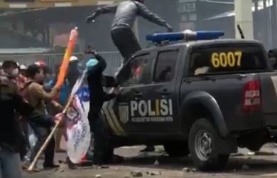 Mobil Polisi Hancur Dirusak Massa, Lima Pelajar Terluka dalam Bentrok di Daan Mogot Tangerang