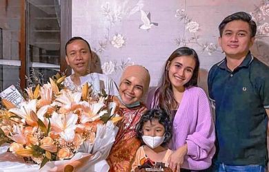 Umi Kalsum Ultah, Ada Cowok Ganteng di Samping Ayu Ting Ting, Calon Papa Baru Bilqis?