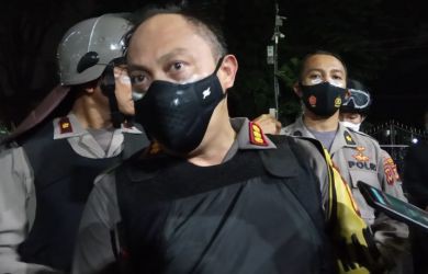 Kelompok Baju Hitam Tiba-tiba Serang Polisi di Bandung saat Mahasiswa dan Buruh Sudah Mundur