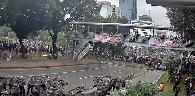 Panas! Aksi 1310 Rusuh, Massa Tak Dikenal Lempari Petugas dengan Batu dan Botol Air Mineral