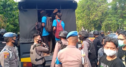 Demo UU Omnibus Law Ricuh Lagi, Polisi Amankan Ratusan Anarko