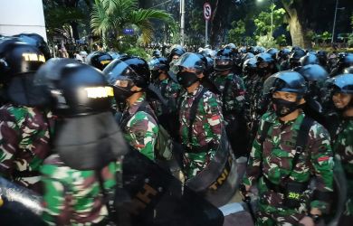 Petugas Dilempari Batu, Marinir Turun Tangan untuk Tangani Massa Demonstrasi yang Pecah