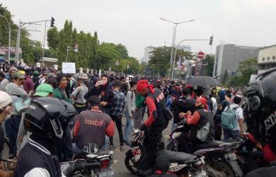 Aksi di Samping Istana Negara Ricuh, Diwarnai Saling Balas Lempar Botol dan Tembakan Gas Air Mata