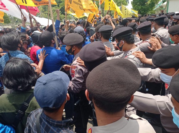 Demo Tolak UU Cipta Kerja Memanas, Mahasiswa dan Polisi di Slawi Saling Dorong