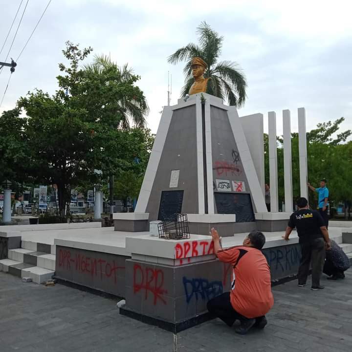 Monumen Pahlawan Nasional Yos Sudarso di Tegal Jadi Korban Vandalisme usai Demo Omnibus Law