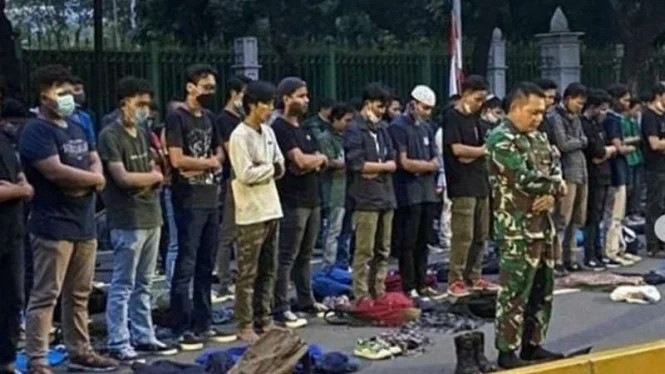 Setelah Video Tentara Bantu Olesi Odol Beredar, Kini Foto Pangdam Jaya Imami Salat Maghrib Pedemo Juga Viral