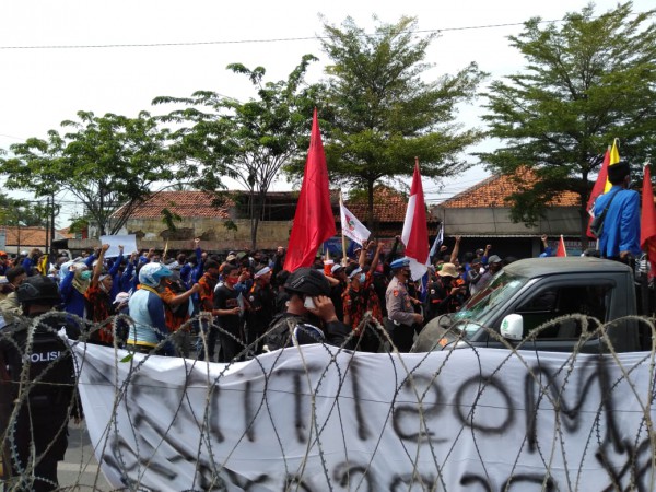 Ribuan Massa Gabungan Mahasiswa dan Buruh di Brebes Geruduk DPRD, Tolak Undang-undang Omnibus Law