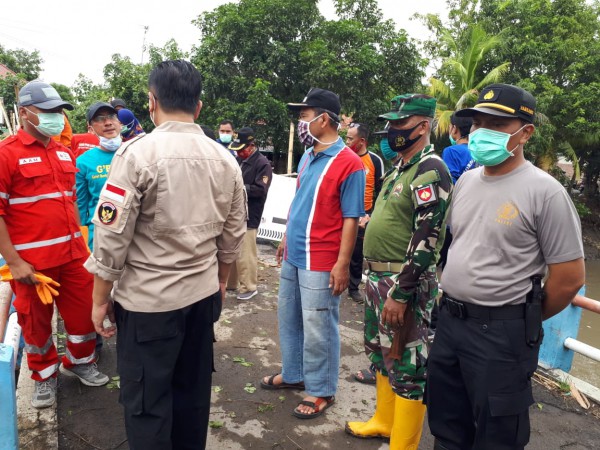 Antisipasi Banjir, Warga Kabupaten Tegal Angkut 3 Truk Sampah dari Sungai