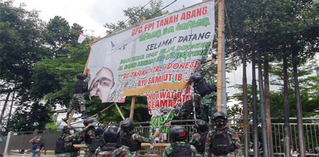 TNI Copot Baliho Habib Rizieq Shihab, FPI: Sayang Pasukan Super Elit Digunakan untuk Menakuti Rakyat