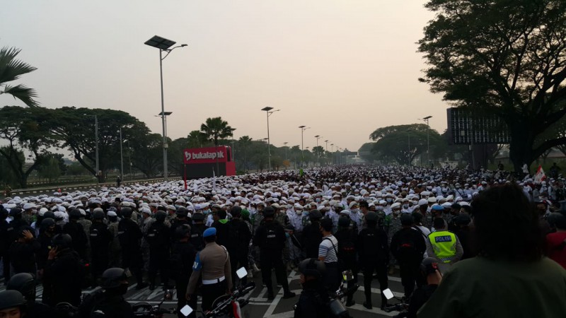 Ruas Menuju Bandara Soekarno-Hatta Tak Bergerak Dipenuhi Umat Penjemput Habib Rizieq