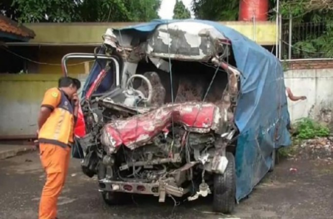 Tabrak Truk, 10 Penumpang Elf Asal Pemalang Tewas di Tol Cipali