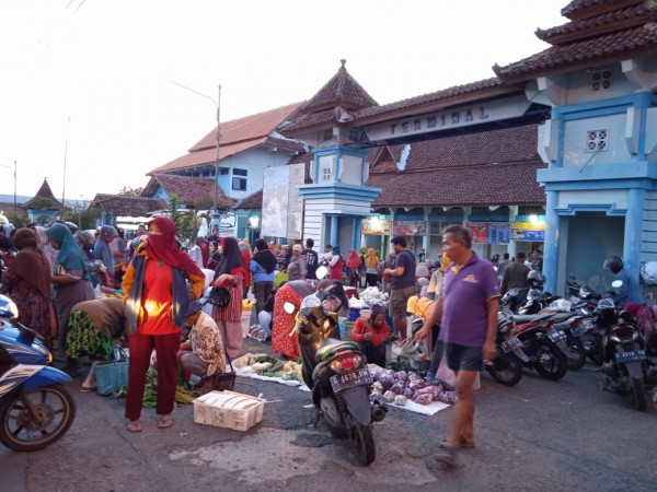 Pasar Ditutup, Puluhan Pedagang Mengais Rezeki di Depan Terminal Randudongkal Pemalang