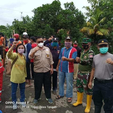 Alami Penyumbatan, Sungai Kemiri Kabupaten Tegal Dibersihkan Relawan dan TNI-Polri