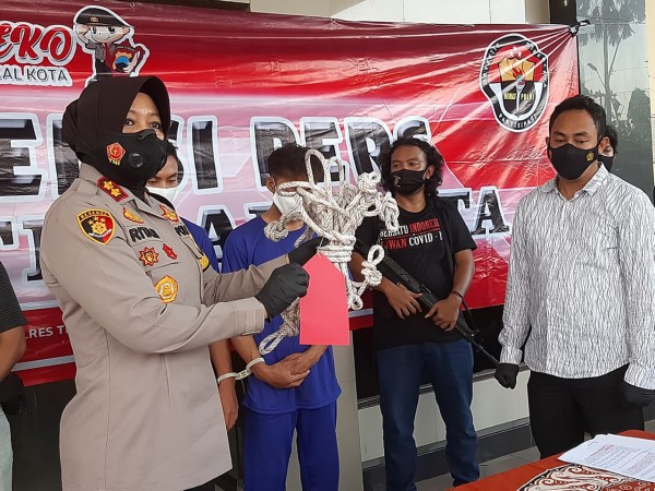 Dua Pemuda Pencuri Baliho Mr. Lock Down Indonesia Terancam Dipenjara Lima Tahun