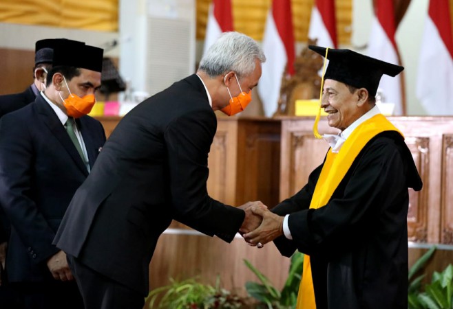 Terima Honoris Causa, Habib Luthfi Disebut Lebih dari Doktor, Ganjar: Nggak Pernah Meleset-meleset