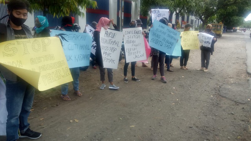Merasa Di-PHK Sepihak, Buruh Pabrik Teh di Kabupaten Tegal Gelar Aksi