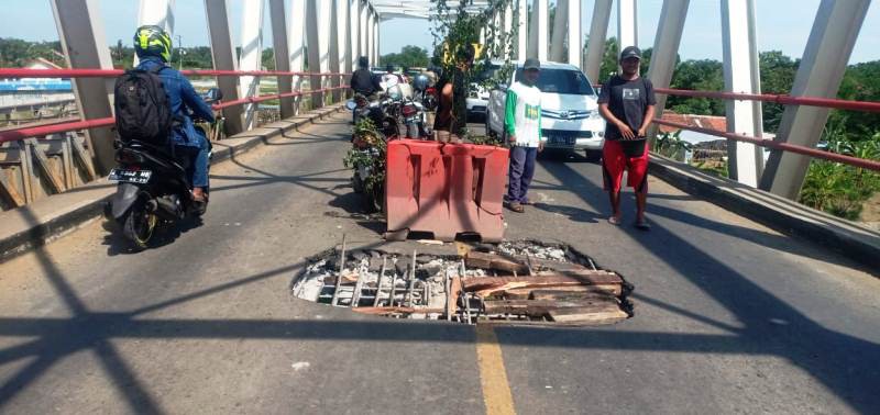 Jembatan Poncol di Jalan Nasional Berlubang, Hati-hati saat Melintas!