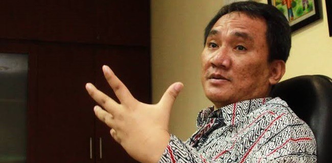 UU Sapu Jagat Diteken, Andi Arief: Baru Hari Ini Saya Melihat Pak Jokowi Mau Ambil Risiko