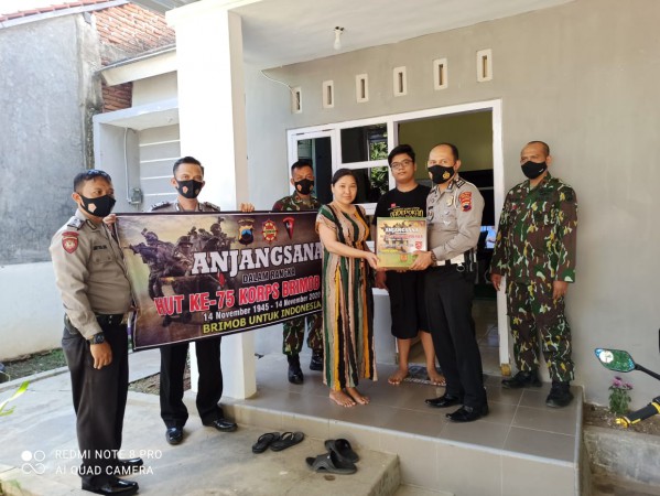 Peduli Mantan dan Janda Brimob, Teratai Galawi Bagi Paket Sembako Brimob untuk Indonesia
