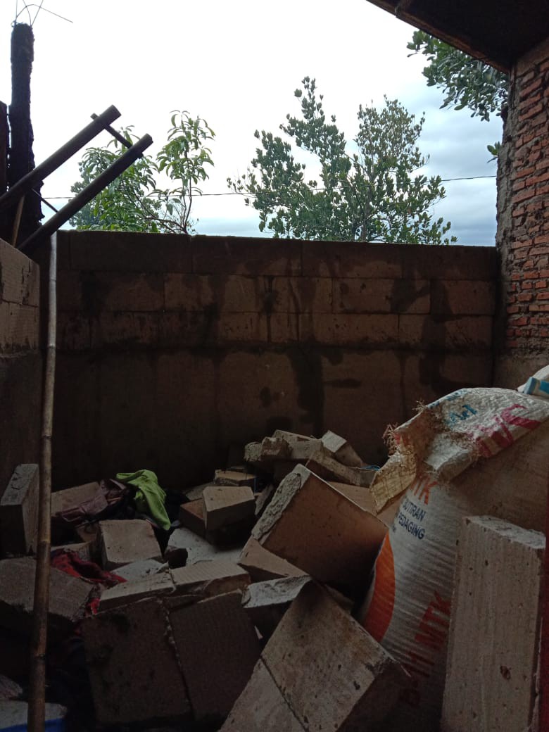 Hujan Deras, Tembok Rumah Ambruk, Satu Keluarga di Kabupaten Tegal Terpaksa Mengungsi