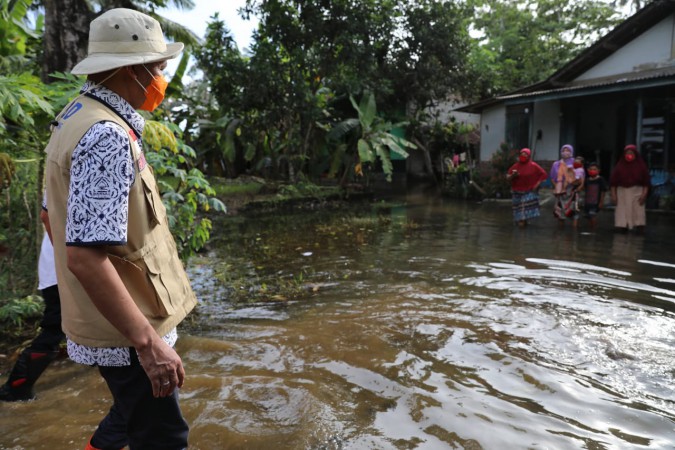 Kebanjiran, 120 Warga di Banyumas Terisolir, Ganjar Datangi Dusun Naik Perahu
