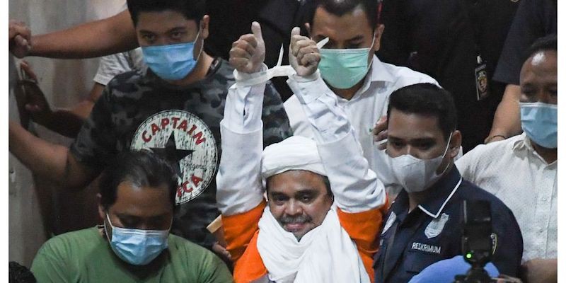 Habib Rizieq Dijebloskan ke Rutan Narkoba, Tahanan Satu Sel Histeris, Berebut Peluk dan Cium Tangan