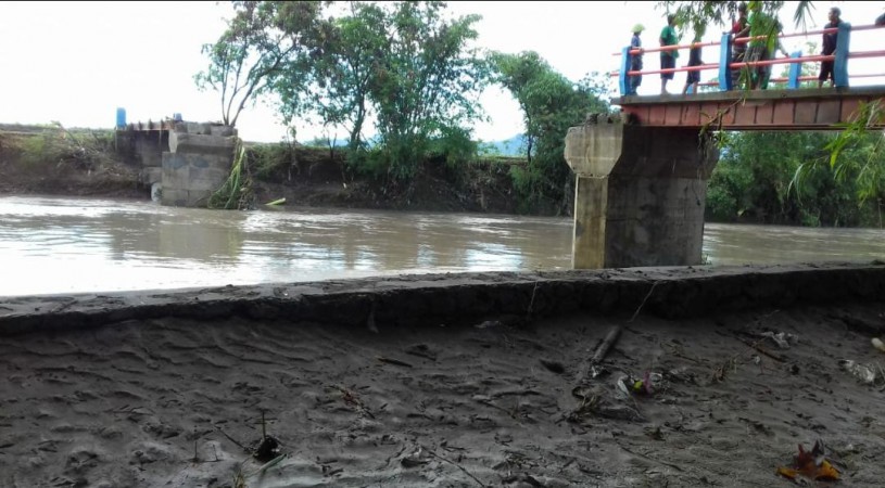 Diterjang Banjir, Jembatan Penghubung Dua Kecamatan di Brebes Putus