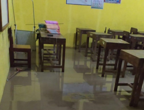 Usai Sungai Logeni Meluap, Lumpur Tebal Memenuhi Ruang Kelas Sekolah