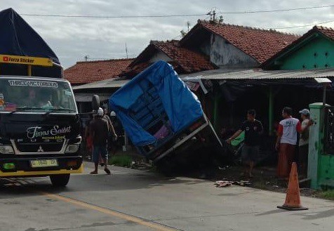 Tabrak Sepeda Motor, Mobil Pick Up Nyungsep di Fly Over Kesambi, Pembonceng Tewas Seketika