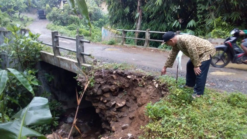 Bahu Jembatan Kali Rau Kabupaten Tegal Longsor, Kendaraan Roda Empat Dialihkan
