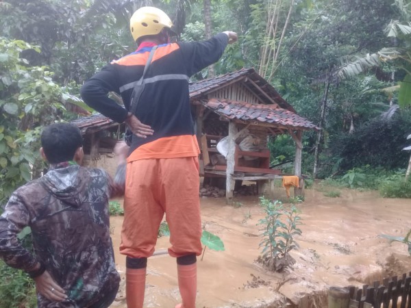 Banjir Bandang Rusak Satu Rumah dan Hanyutkan Kandang Ternak Warga