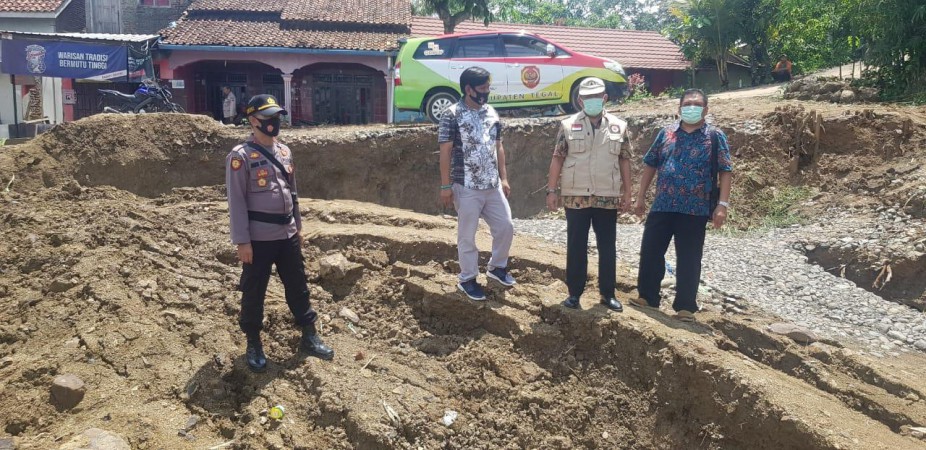 BPBD Kabupaten Tegal Siapkan Anggaran Perbaikan Jalan Longsor di Desa Dermasuci