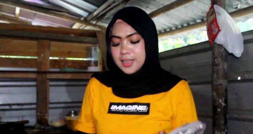 Mirip Syahrini, Penjual Mendoan Ini Mendadak Viral