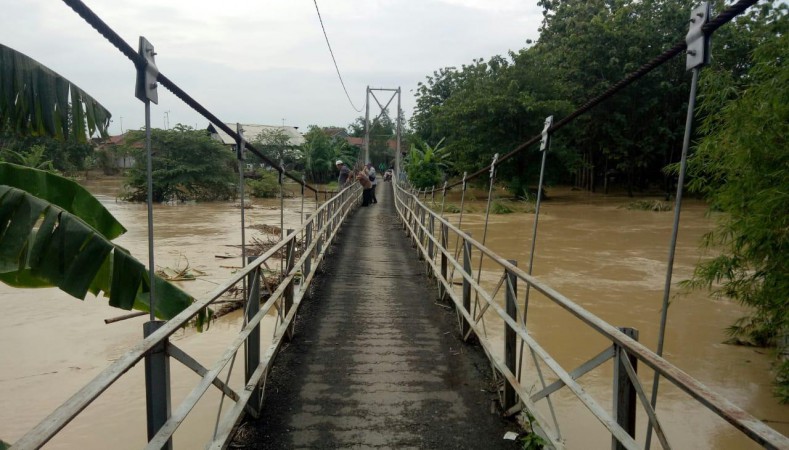 Sungai Rambut Meluap, Sawah dan Jalan Desa Banjaragung Kabupaten Tegal Banjir