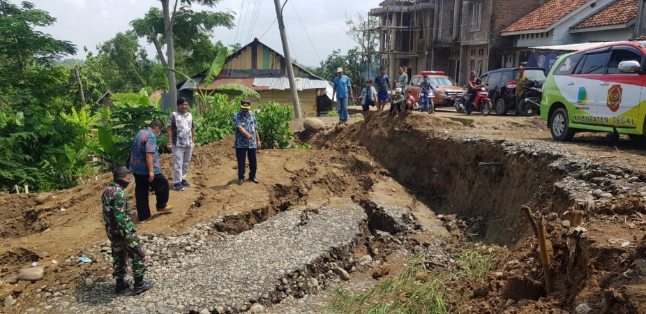 Jalan di Dermasuci Kabupaten Tegal Longsor, Rumah Warga Terancam