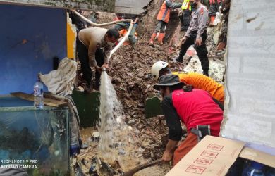 Hujan Deras Sebabkan Banjir dan Longsor, Satu Warga Tertimbun