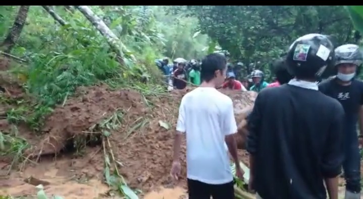 Longsor Tutup Akses Jalan Utama di Watukumpul Pemalang