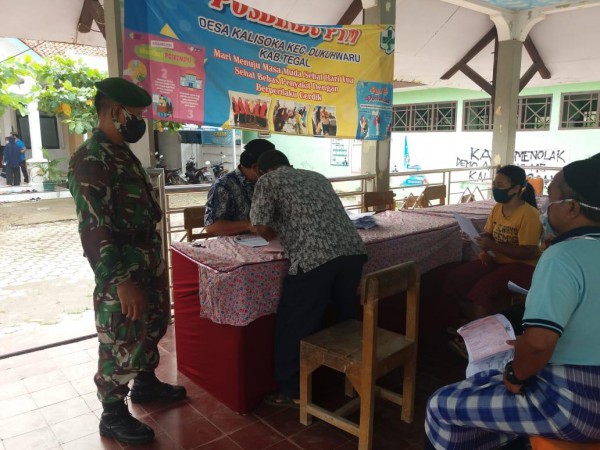 Tegakkan Protokol Kesehatan, Anggota TNI Jaga Ketat Penyaluran BLT Dana Desa di Kabupaten Tegal