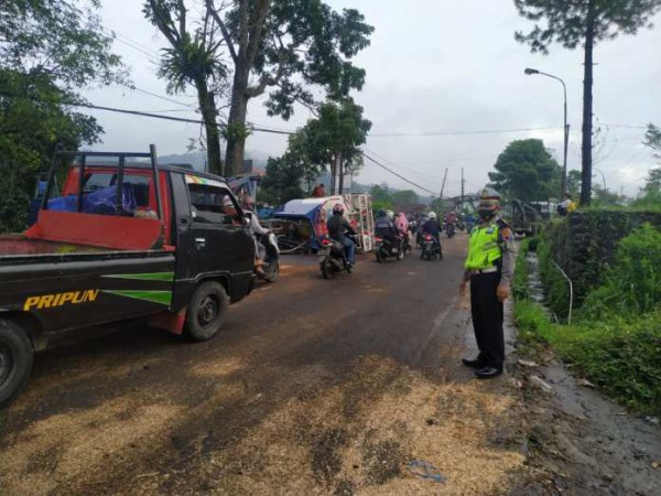 Diduga Blong Truk Tangki Terguling, Muatan Solar Banjiri Jalur Sindoro Sumbing