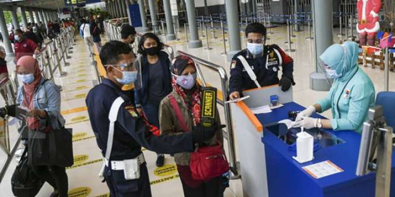 109 Calon Penumpang Kereta Api di Stasiun Gambir Positif, Prof. Zubairi: Jangan Kaget Jika Kasus Tembus 1 Juta