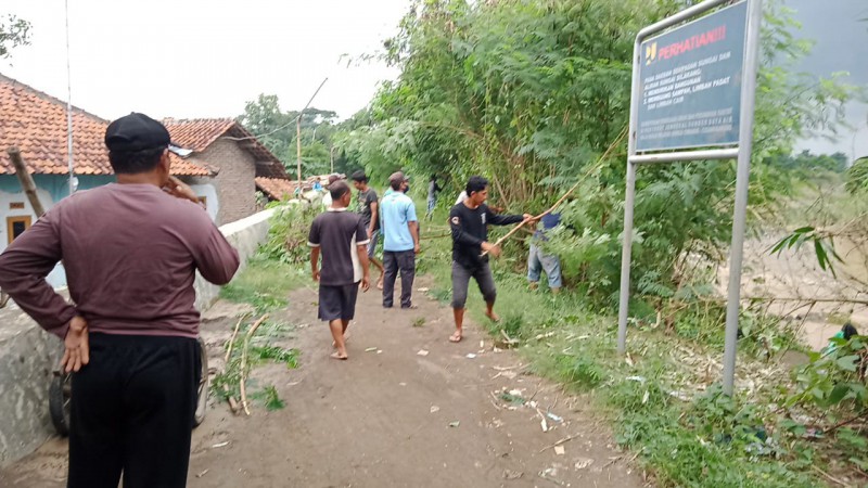 Warga Brebes Buat Tanggul dari Tumpukan Karung Berisi Tanah, Antisipasi Banjir