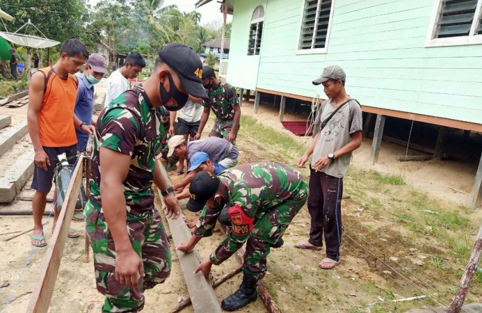 Prajurit Batalyon Infanteri 407 Renovasi Tempat Ibadah