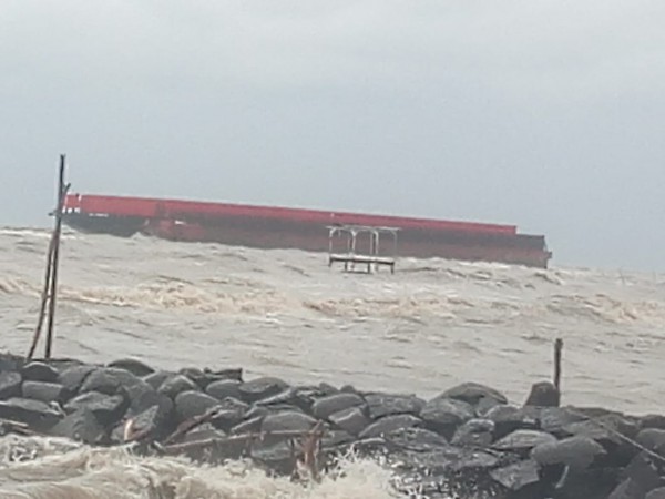 Disapu Angin serta Ombak Besar, Perahu Nelayan dan Tongkang Terdampar di Pulau Kodok
