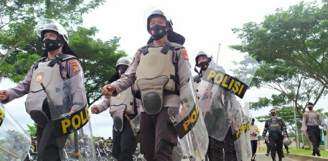 Beraksi di Polres Tangsel, Massa Simpatisan Habib Rizieq Dibubarkan Petugas Gabungan