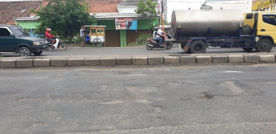 Membahayakan, Jalur 'Tengkorak' Nasional Dipenuhi 40 Titik Lubang Berdiameter Hingga 2 Meter