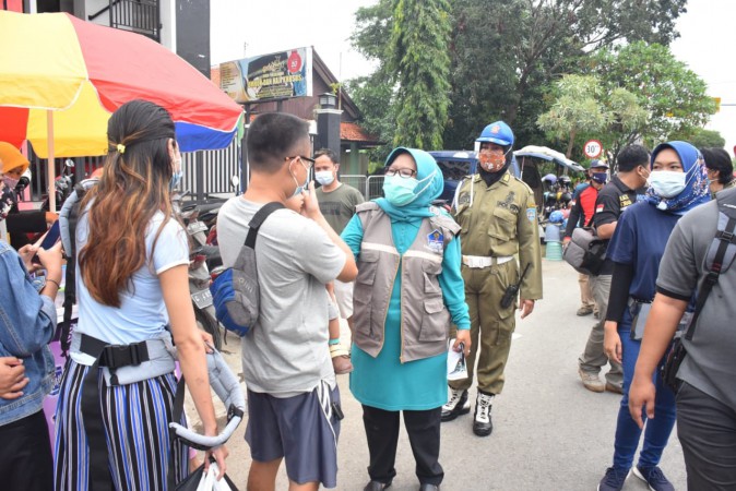 Awasi Langsung Car Free Day di Alun-alun, Bupati Umi Azizah Tegur Warga yang Tak Pakai Masker