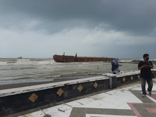 3 Kapal Tongkang Juga Terdampar di Obyek Wisata Pantai Alam Indah