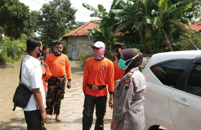 Meluap, Air Lipasan Sungai Pemali Masuk Kepermukiman di Jatibarang