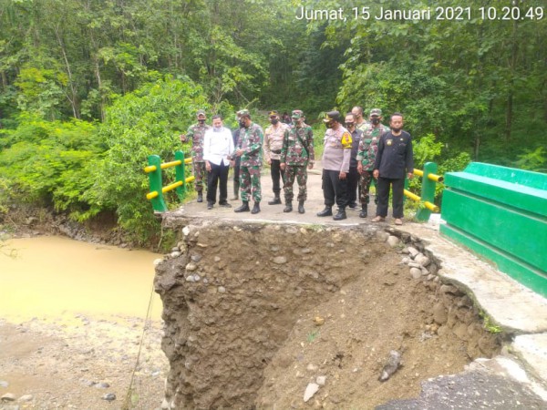 Jembatan Hampir Putus, Dua Warga Desa Harus Lewat Jalur Alternatif Sejauh 65 KM Jika Mau ke Pasar Randudongkal